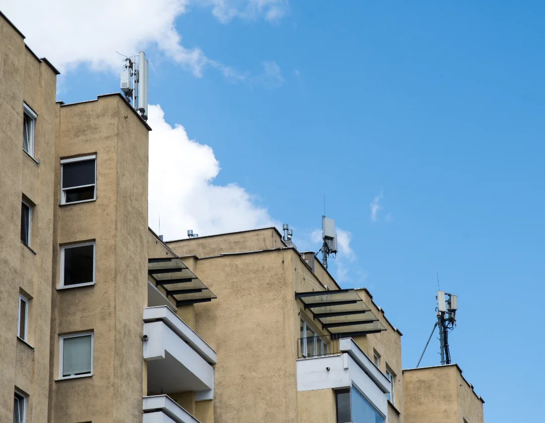 5G Antennen auf dem Dach eines Wohnhauses