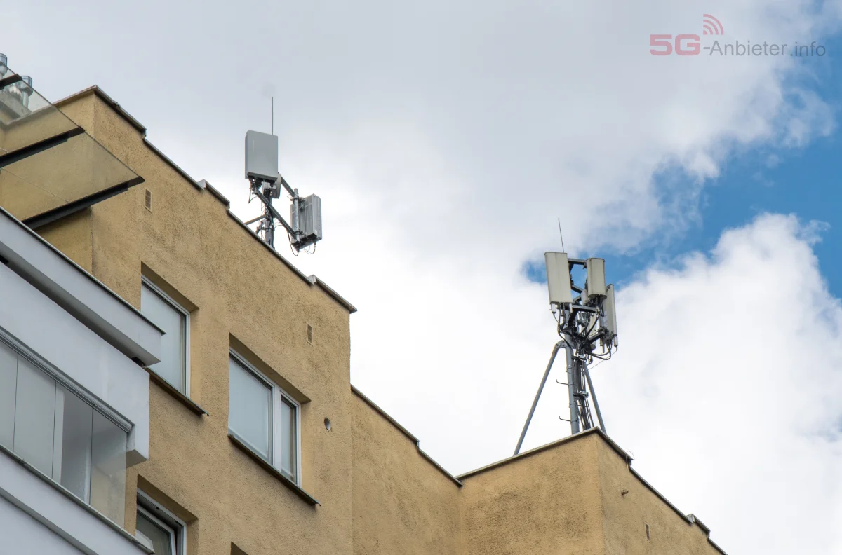 5G-Mast (links) auf Sub-6-Bändern in der Stadt